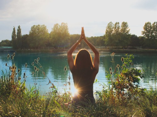 Yin Yoga für einen entspannten Schlaf - auf Triviar