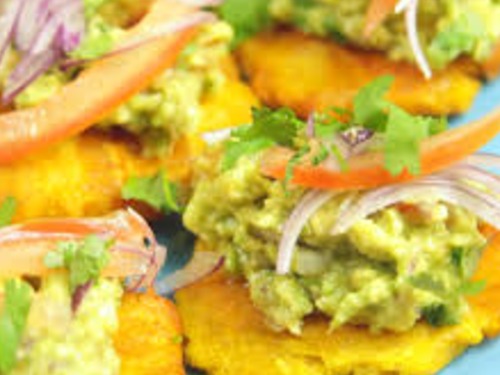 Patacones mit Guacamole und Chili Aioli - auf Triviar
